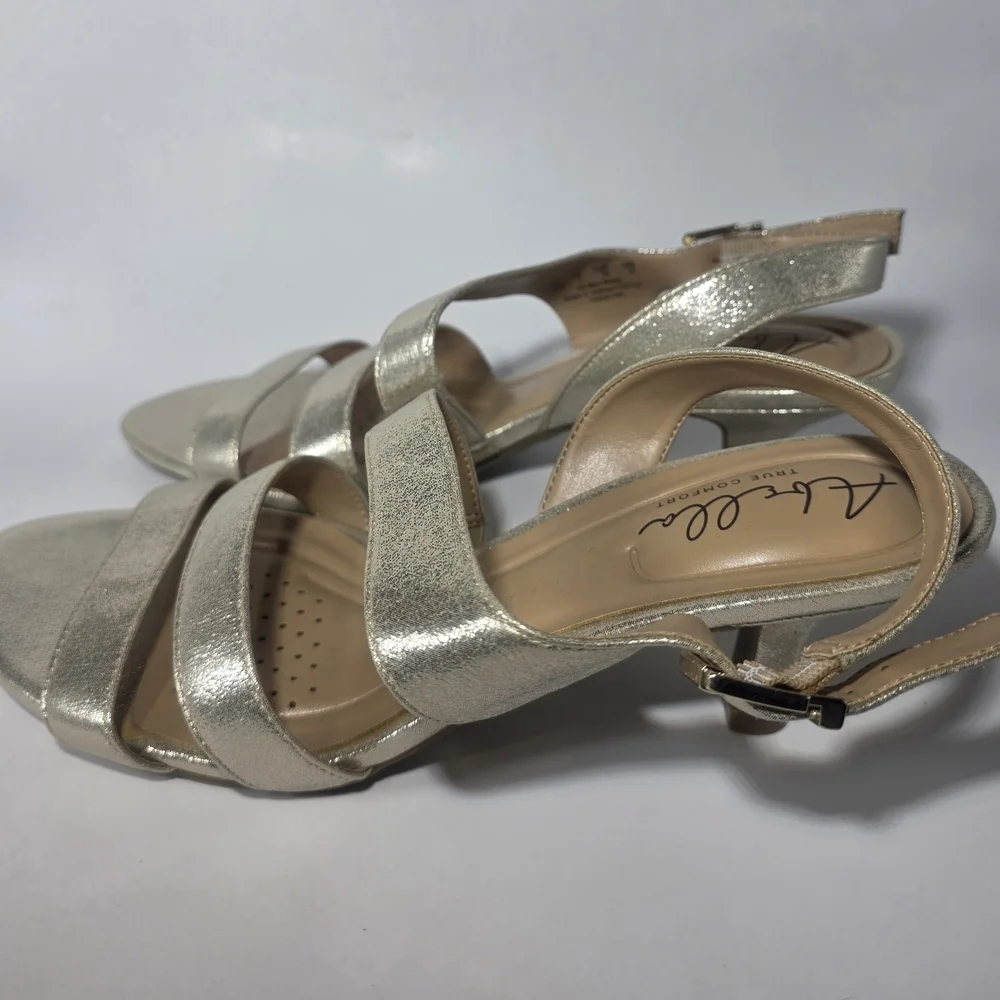 Abella True Comfort Gold Strappy Sandals Women’s Size 9M Open Toe Short Heel